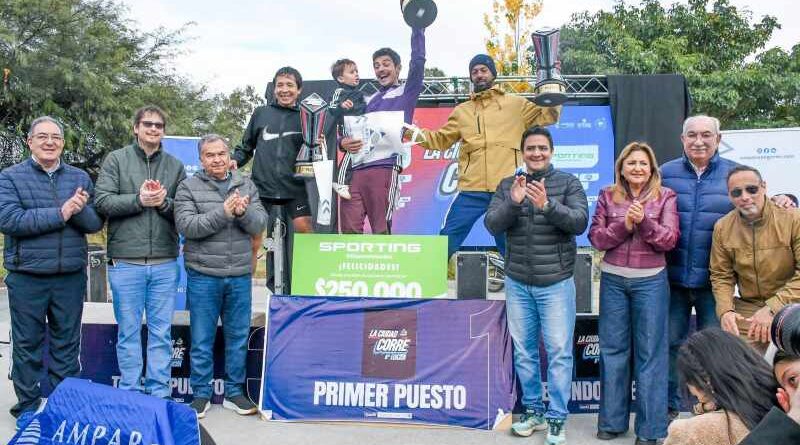 La intendente Fuentes, el secretario Benavente y el Prof. Dapello premiaron a los ganadores de la competencia La Ciudad Corre