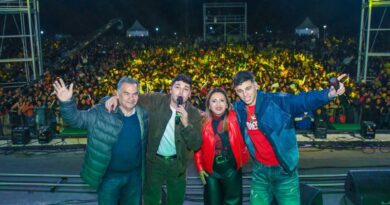 La intendente Fuentes y el secretario Benavente participaron del Festival Día del Amigo que tuvo un lleno total en la plaza Añoranzas La intendente Fuentes y el secretario Benavente participaron del Festival Día del Amigo que tuvo un lleno total en la plaza Añoranzas