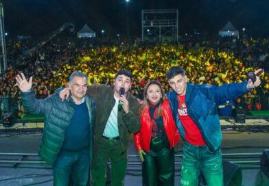 La intendente Fuentes y el secretario Benavente participaron del Festival Día del Amigo que tuvo un lleno total en la plaza Añoranzas La intendente Fuentes y el secretario Benavente participaron del Festival Día del Amigo que tuvo un lleno total en la plaza Añoranzas