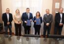 La intendente Fuentes y el defensor del Pueblo Escobar Correa firmaron un convenio