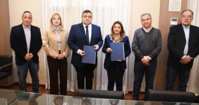 La intendente Fuentes y el defensor del Pueblo Escobar Correa firmaron un convenio