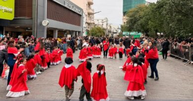 Santiago Baila le puso color a la Madre de Ciudades en la antesala de un nuevo aniversario