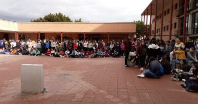 Escándalo frente a un colegio: golpeó y casi asfixia al novio de su hija tras interceptarlo a la salida