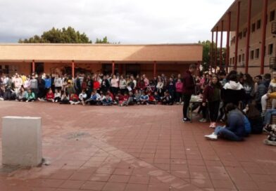 Escándalo frente a un colegio: golpeó y casi asfixia al novio de su hija tras interceptarlo a la salida