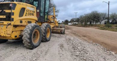 Continúan los trabajos de mantenimiento de calles y limpieza de desagües en Fernández