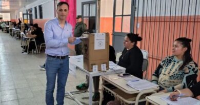 Víctor Araujo emitió su voto en Fernández y destacó la normalidad del acto eleccionario