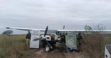 Hallan avioneta enterrada en zona de bañados y afirman que un helicóptero rescató a los pilotos