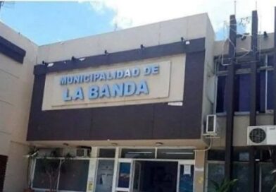 Golpearon y amenazaron al secretario de Economía de La Banda dentro del Palacio Municipal