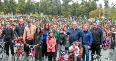 Fuentes saludó a niños y niñas en festejo en el Parque Aguirre