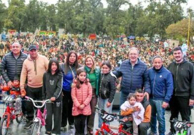 Fuentes saludó a niños y niñas en festejo en el Parque Aguirre