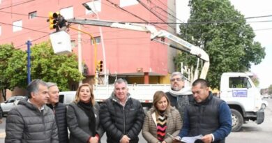La intendente Fuentes supervisó la instalación de nuevos semáforos