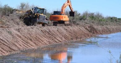 Realizan trabajos de desobstrucción y perfilado en el canal madre de Añatuya