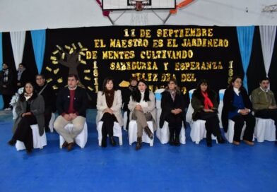 La intendente Yanina Iturre encabezó el acto homenaje a los maestros en Fernández