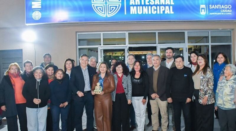 La intendente Fuentes y el ministro Machado estuvieron presentes en el tercer aniversario del Mercado Artesanal Municipal