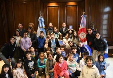 El jefe de Gabinete recibió a estudiantes de Tucumán en Casa de Gobierno