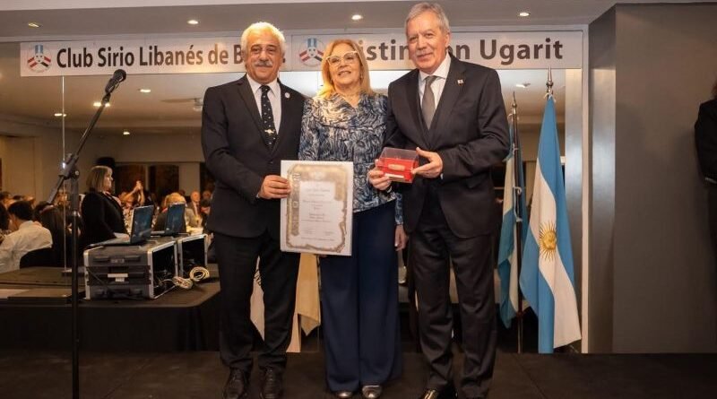 El gobernador Elías Suárez recibió la Distinción Ugarit en la categoría Política