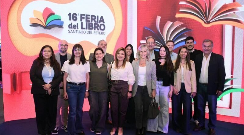 La intendente Fuentes asistió a la presentación del libro “El municipio santiagueño en el siglo XVIII” en la Feria del Libro La intendente Fuentes asistió a la presentación del libro “El municipio santiagueño en el siglo XVIII” en la Feria del Libro