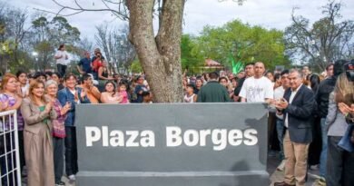 La intendente Fuentes acompañada por vecinos dejó habilitada la remodelación integral de una plaza en el barrio Huaico Hondo La intendente Fuentes acompañada por vecinos dejó habilitada la remodelación integral de una plaza en el barrio Huaico Hondo
