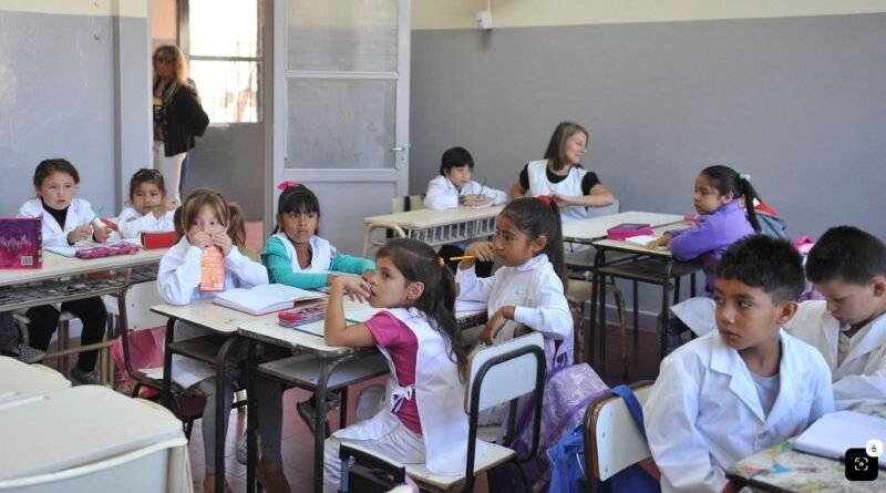 Datos oficiales ratifican compromiso de Santiago con la Educación Pública